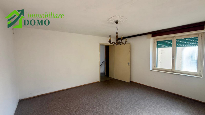 Caltrano: comoda a tutti i servizi, casa a schiera centrale con giardino privato e garage €55.000...