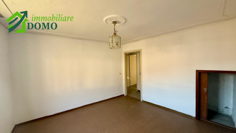 Caltrano: comoda a tutti i servizi, casa a schiera centrale con giardino privato e garage €55.000...