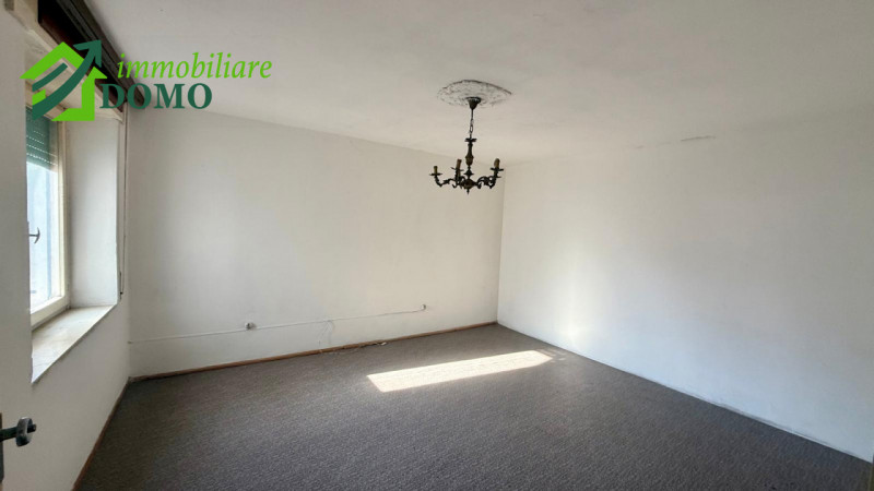 Caltrano: comoda a tutti i servizi, casa a schiera centrale con giardino privato e garage €55.000...