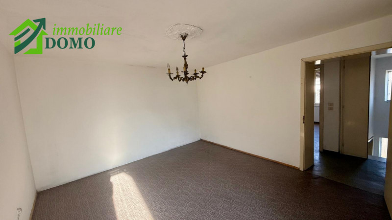 Caltrano: comoda a tutti i servizi, casa a schiera centrale con giardino privato e garage €55.000...