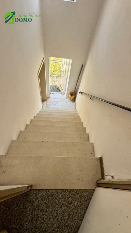 Caltrano: comoda a tutti i servizi, casa a schiera centrale con giardino privato e garage €55.000...