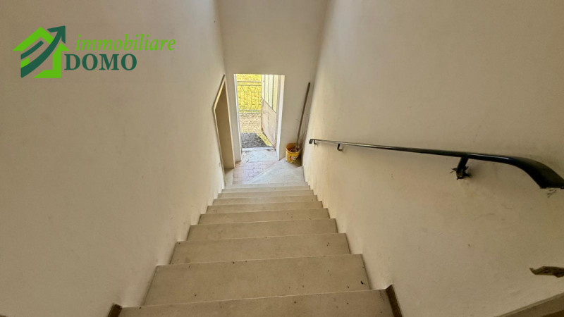 Caltrano: comoda a tutti i servizi, casa a schiera centrale con giardino privato e garage €55.000...