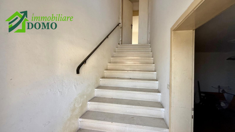 Caltrano: comoda a tutti i servizi, casa a schiera centrale con giardino privato e garage €55.000...