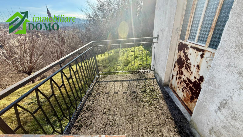 Caltrano: comoda a tutti i servizi, casa a schiera centrale con giardino privato e garage €55.000...