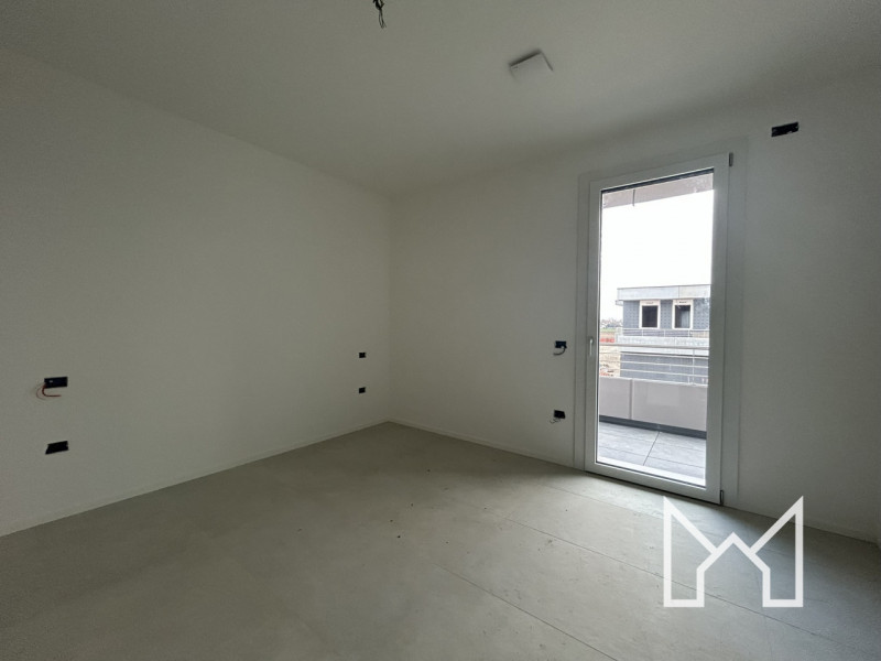 ROSSANO- Situato in un nuovo complesso immobiliare, circondato da parcheggi e verde pubblico, pro...