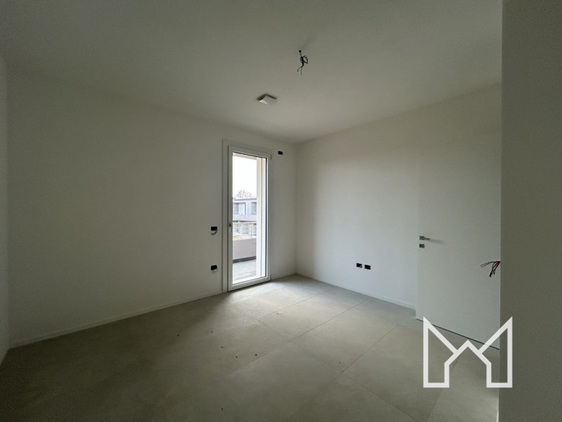 ROSSANO- Situato in un nuovo complesso immobiliare, circondato da parcheggi e verde pubblico, pro...