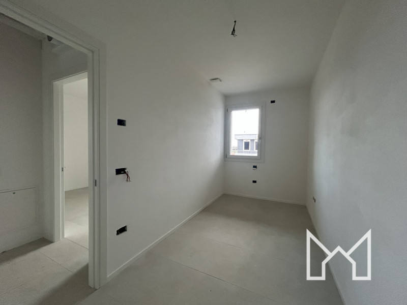 ROSSANO- Situato in un nuovo complesso immobiliare, circondato da parcheggi e verde pubblico, pro...