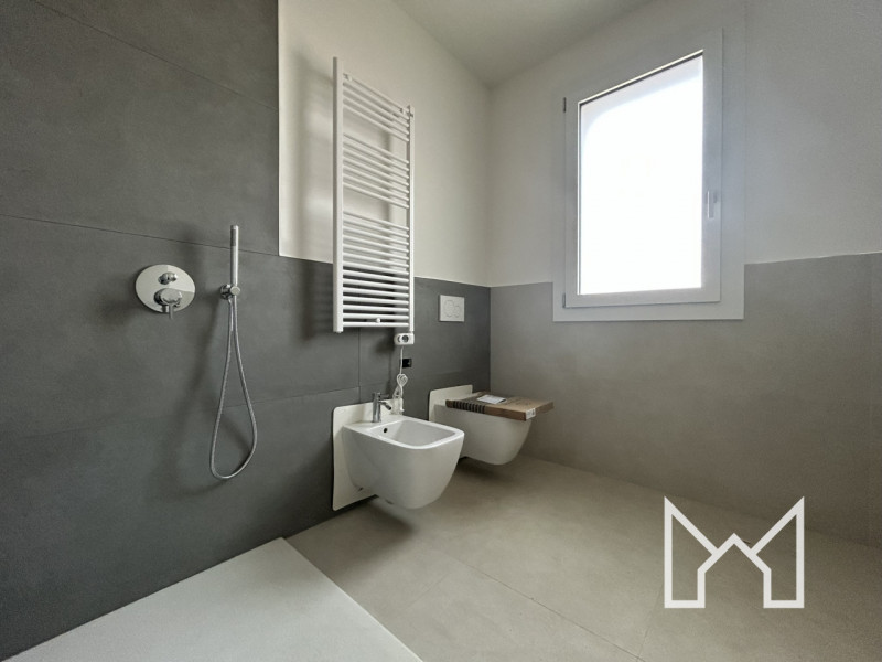 ROSSANO- Situato in un nuovo complesso immobiliare, circondato da parcheggi e verde pubblico, pro...