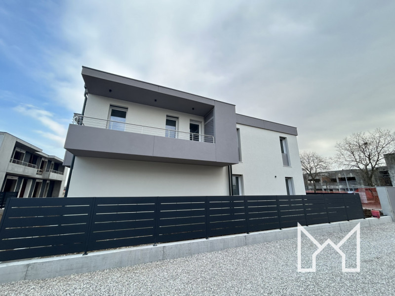 ROSSANO- Situato in un nuovo complesso immobiliare, circondato da parcheggi e verde pubblico, pro...