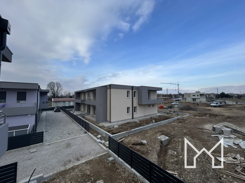 ROSSANO- Situato in un nuovo complesso immobiliare, circondato da parcheggi e verde pubblico, pro...