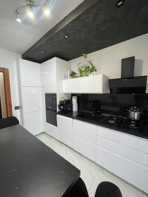 CADONEGHE Mejaniga vendesi appartamento dalle generose metrature al secondo ed ultimo piano.
L'ap...