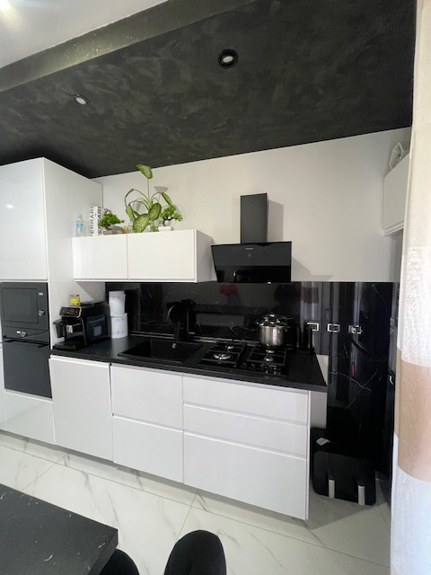 CADONEGHE Mejaniga vendesi appartamento dalle generose metrature al secondo ed ultimo piano.
L'ap...