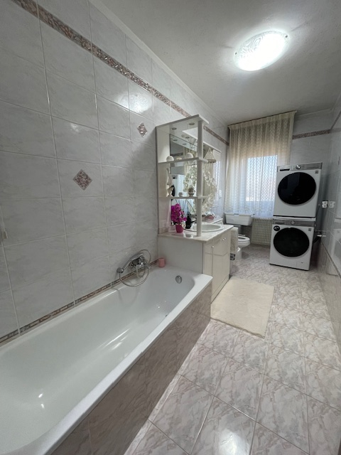 CADONEGHE Mejaniga vendesi appartamento dalle generose metrature al secondo ed ultimo piano.
L'ap...