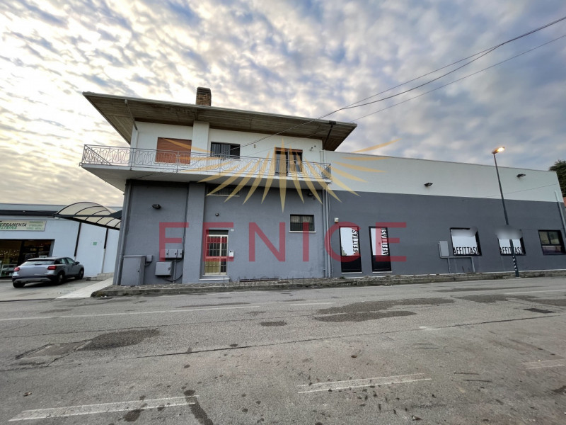 Situato nel centro di Montebelluna, questo ampio magazzino in affitto di circa 600 mq rappresenta...