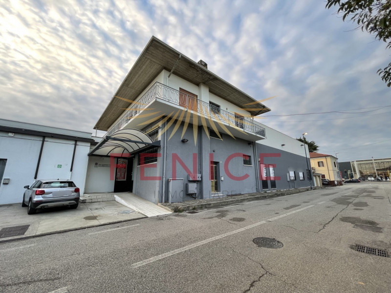 Situato nel centro di Montebelluna, questo ampio magazzino in affitto di circa 600 mq rappresenta...