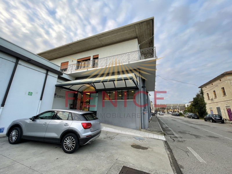 Situato nel centro di Montebelluna, questo ampio magazzino in affitto di circa 600 mq rappresenta...
