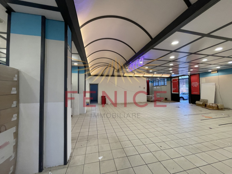 Situato nel centro di Montebelluna, questo ampio magazzino in affitto di circa 600 mq rappresenta...