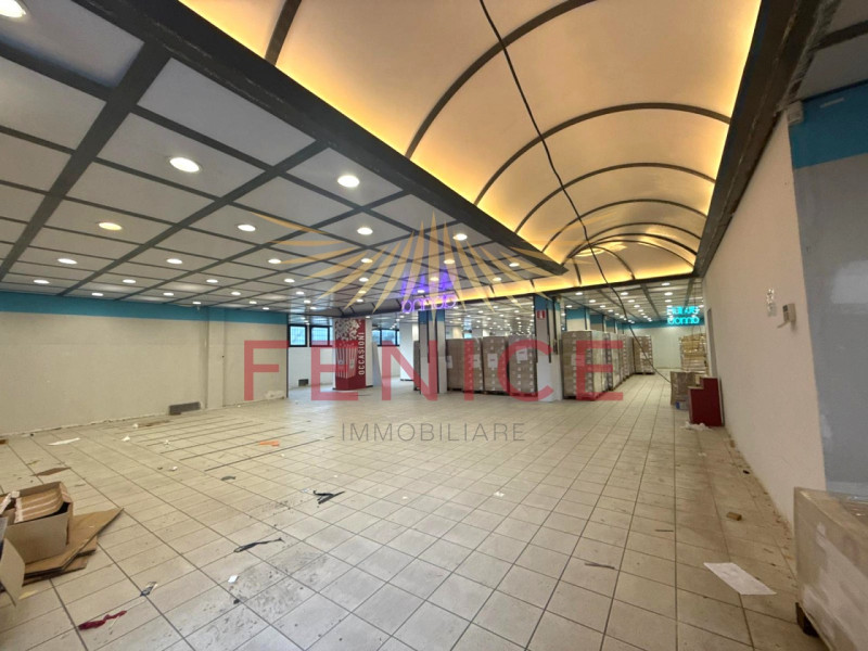 Situato nel centro di Montebelluna, questo ampio magazzino in affitto di circa 600 mq rappresenta...