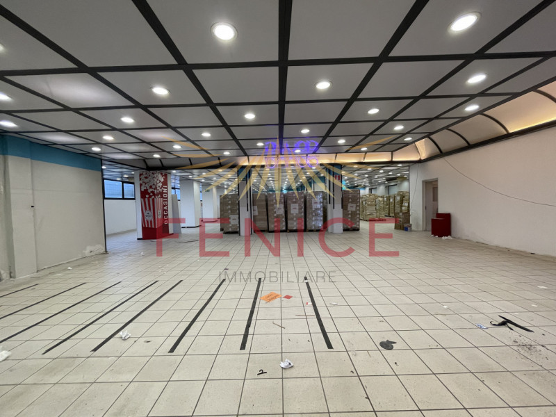 Situato nel centro di Montebelluna, questo ampio magazzino in affitto di circa 600 mq rappresenta...