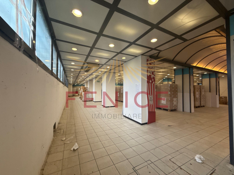 Situato nel centro di Montebelluna, questo ampio magazzino in affitto di circa 600 mq rappresenta...