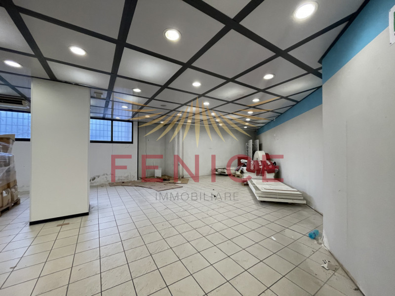 Situato nel centro di Montebelluna, questo ampio magazzino in affitto di circa 600 mq rappresenta...