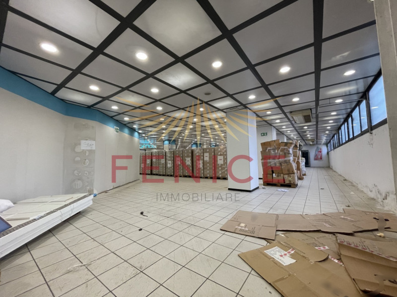 Situato nel centro di Montebelluna, questo ampio magazzino in affitto di circa 600 mq rappresenta...