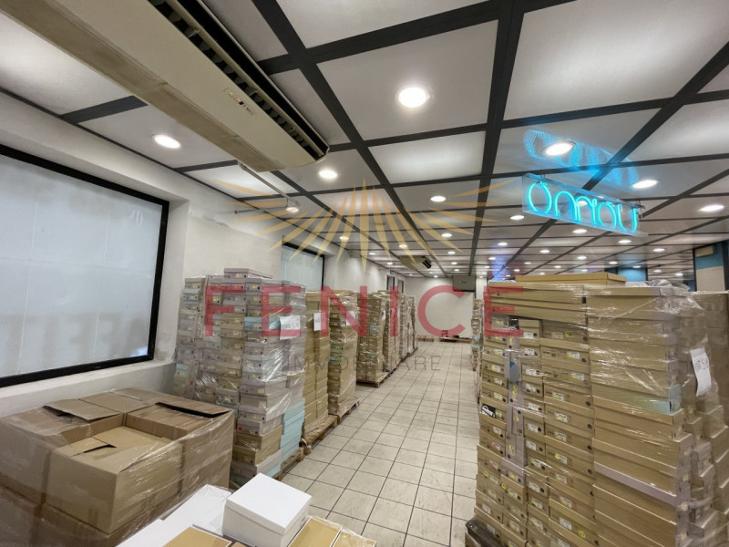 Situato nel centro di Montebelluna, questo ampio magazzino in affitto di circa 600 mq rappresenta...