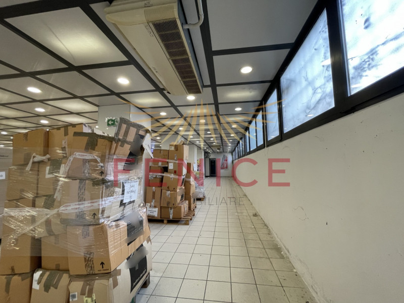 Situato nel centro di Montebelluna, questo ampio magazzino in affitto di circa 600 mq rappresenta...