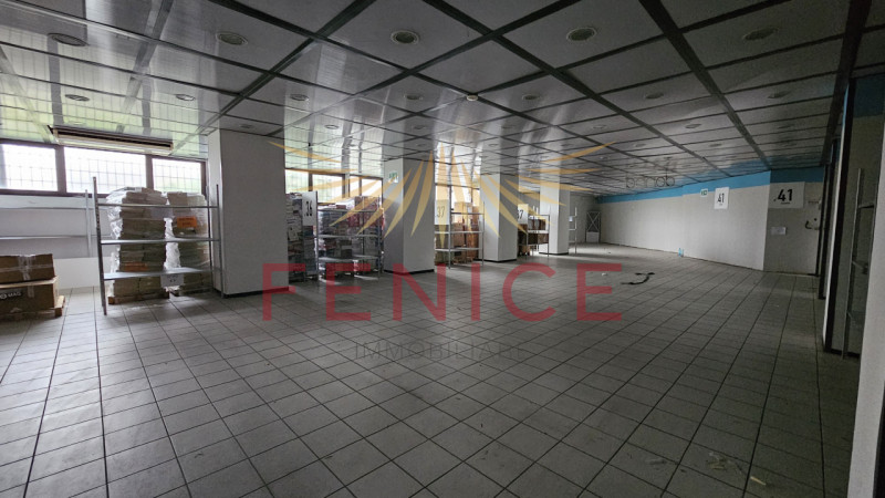 Situato nel centro di Montebelluna, questo ampio magazzino in affitto di circa 600 mq rappresenta...