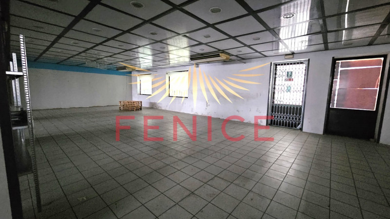 Situato nel centro di Montebelluna, questo ampio magazzino in affitto di circa 600 mq rappresenta...