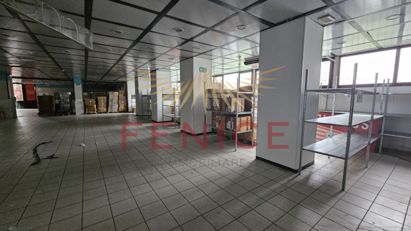 Situato nel centro di Montebelluna, questo ampio magazzino in affitto di circa 600 mq rappresenta...