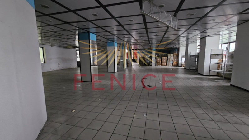 Situato nel centro di Montebelluna, questo ampio magazzino in affitto di circa 600 mq rappresenta...