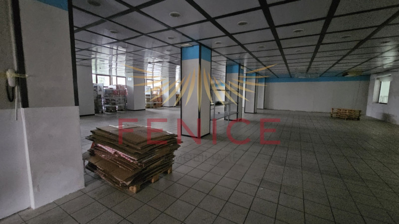 Situato nel centro di Montebelluna, questo ampio magazzino in affitto di circa 600 mq rappresenta...