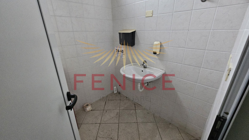 Situato nel centro di Montebelluna, questo ampio magazzino in affitto di circa 600 mq rappresenta...