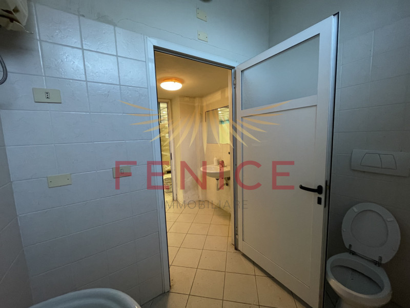 Situato nel centro di Montebelluna, questo ampio magazzino in affitto di circa 600 mq rappresenta...