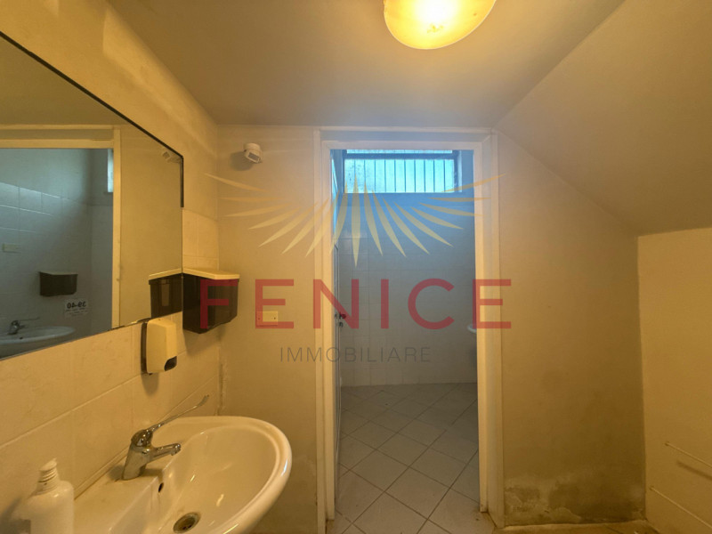 Situato nel centro di Montebelluna, questo ampio magazzino in affitto di circa 600 mq rappresenta...