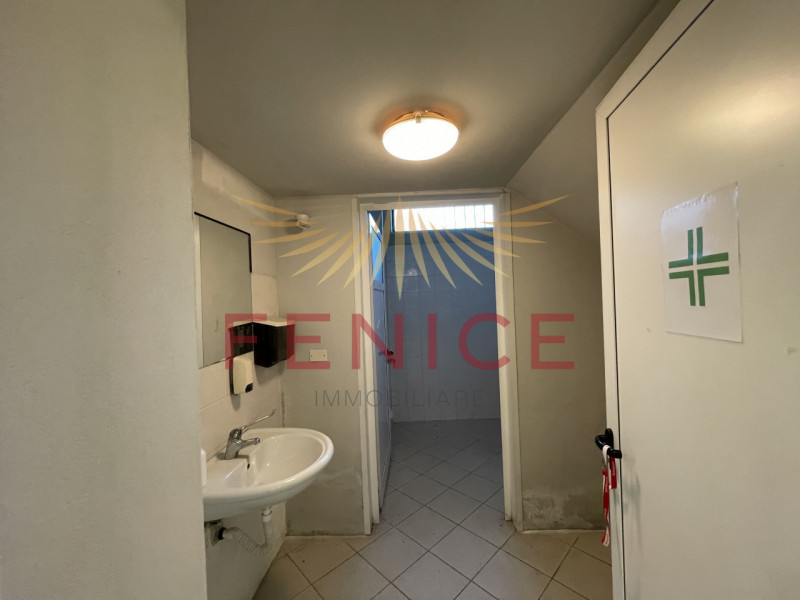 Situato nel centro di Montebelluna, questo ampio magazzino in affitto di circa 600 mq rappresenta...