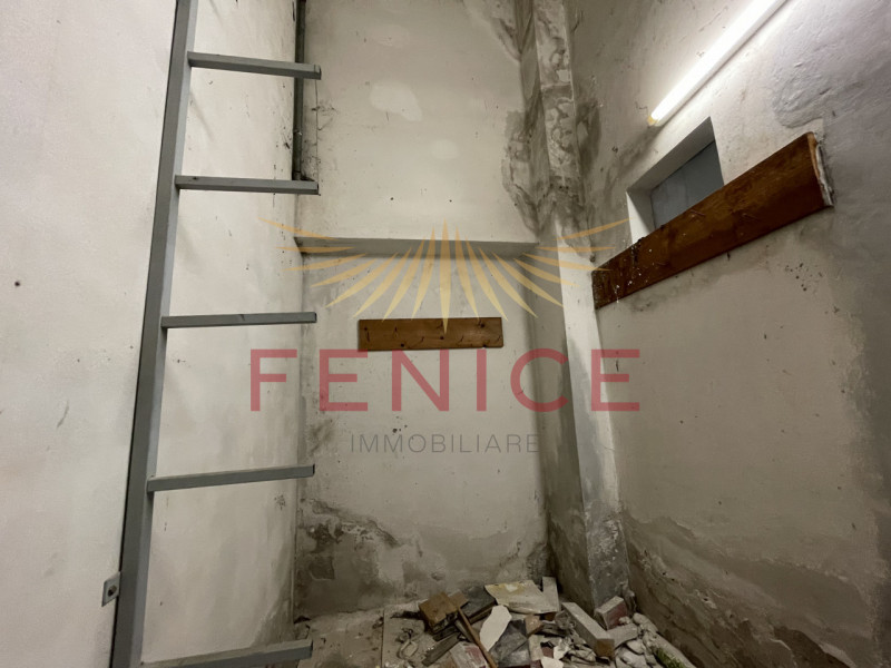 Situato nel centro di Montebelluna, questo ampio magazzino in affitto di circa 600 mq rappresenta...