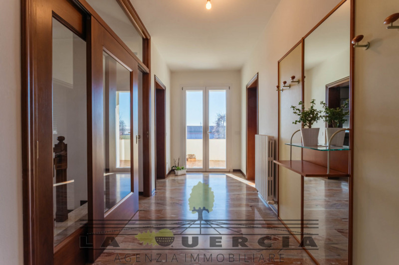 Immobile sito in Comune di Tribano, sviluppato su due livelli fuori terra e con
scoperto esclusiv...