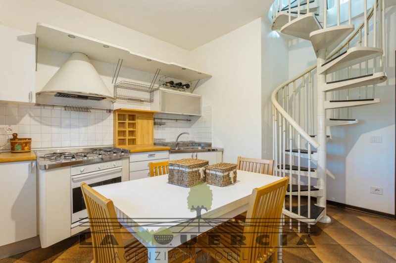 Immobile sito in Comune di Tribano, sviluppato su due livelli fuori terra e con
scoperto esclusiv...