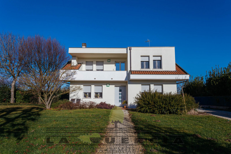 Immobile sito in Comune di Tribano, sviluppato su due livelli fuori terra e con
scoperto esclusiv...