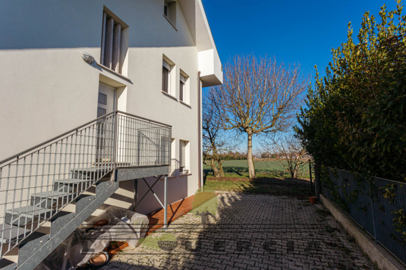 Immobile sito in Comune di Tribano, sviluppato su due livelli fuori terra e con
scoperto esclusiv...