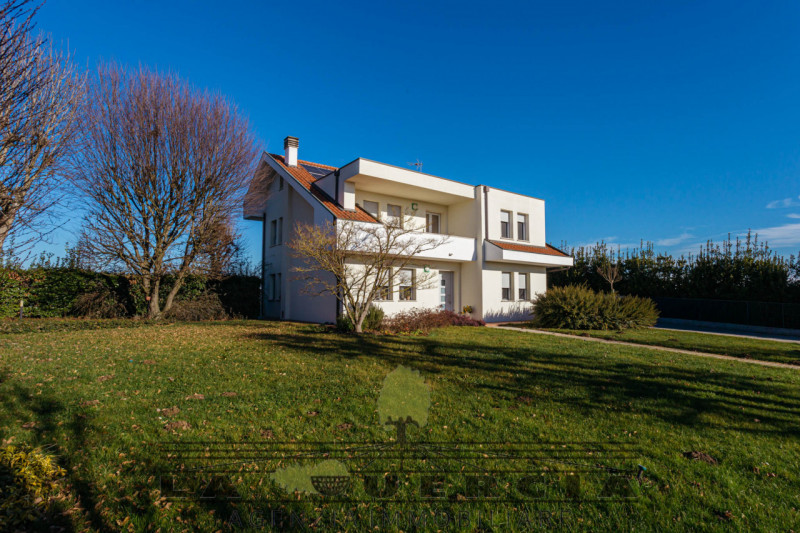 Immobile sito in Comune di Tribano, sviluppato su due livelli fuori terra e con
scoperto esclusiv...