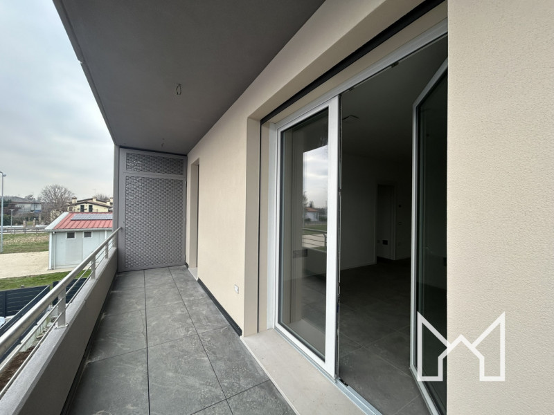 ROSSANO- Situato in un nuovo complesso immobiliare, circondato da parcheggi e verde pubblico, pro...