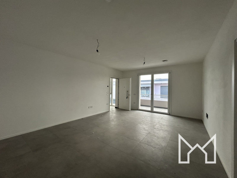 ROSSANO- Situato in un nuovo complesso immobiliare, circondato da parcheggi e verde pubblico, pro...