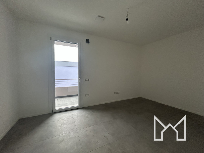 ROSSANO- Situato in un nuovo complesso immobiliare, circondato da parcheggi e verde pubblico, pro...