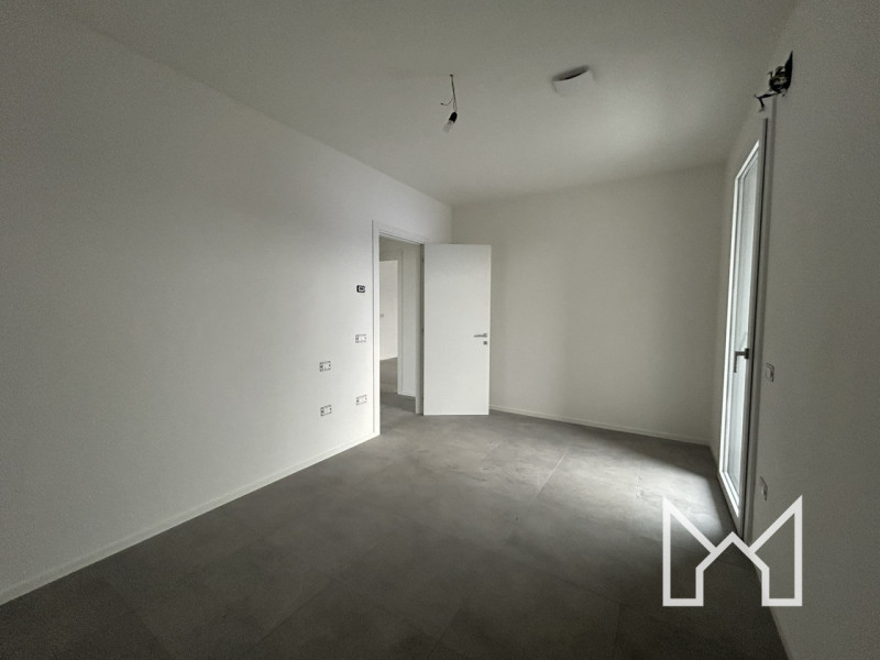 ROSSANO- Situato in un nuovo complesso immobiliare, circondato da parcheggi e verde pubblico, pro...