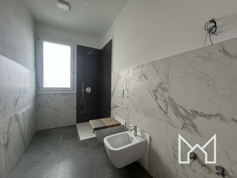 ROSSANO- Situato in un nuovo complesso immobiliare, circondato da parcheggi e verde pubblico, pro...