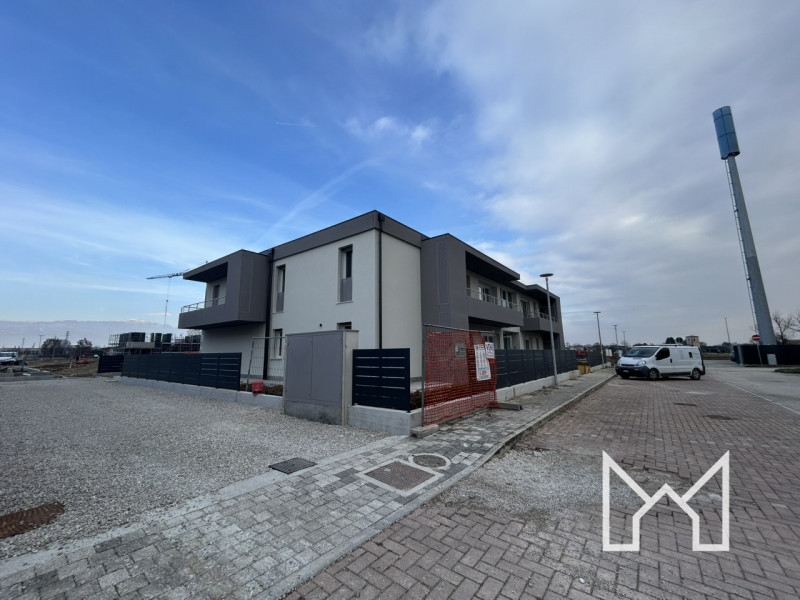 ROSSANO- Situato in un nuovo complesso immobiliare, circondato da parcheggi e verde pubblico, pro...