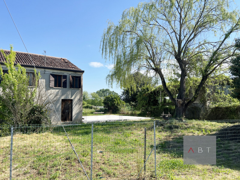 Situata nella frazione di Fratte, porzione di bifamiliare con progetto di ristrutturazione e scop...